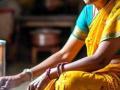 जमिनीवर बसून मांडी घालून जेवण्याची जुनी पद्धत का चांगली, पाहा ५ कारणं-खाली बसून जेवणाचे फायदे - Marathi News | Sitting On The Floor And Eating Scientific Reason : Why Sitting On The Floor And Eating Is Best | Latest sakhi News at Lokmat.com