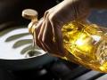 रोजच्या स्वयंपाकासाठी कोणतं तेल चांगलं? तेल विकत घेताना ३ गोष्टी लक्षात ठेवा - Marathi News | Which Is A Best Cooking Oil : Which Oil Should Use For Daily Cooking | Latest sakhi News at Lokmat.com