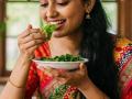 कोणते पदार्थ कोणत्यावेळी खावेत? आहाराचे नियम ७ लक्षात ठेवा, कायम निरोगी राहाल - Marathi News | What Foods Should You Eat at What Time : When To Eat Best Time To Eat Food | Latest sakhi Photos at Lokmat.com