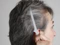 पांढरे केस तोडण्याची चूक करताय का?; वेळीच व्हा सावध - Marathi News | If you also break your grey hair continuously then be careful | Latest beauty News at Lokmat.com