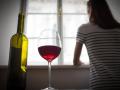 १० सिगारेट इतकाच १ बॉटल वाइनमुळे कॅन्सरचा धोका! - Marathi News | One bottle of wine increases the risk of cancer to the same extent as smoking of 10 cigarettes says a study | Latest health News at Lokmat.com