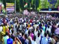 आत्मघाती हल्ल्याच्या निषेधार्थ रायगडकर उतरले रस्त्यावर - Marathi News | On the road down the road from Raigadar to protest against the suicide attack | Latest raigad News at Lokmat.com