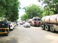 नागरी वसाहतीत अवजड वाहनांचा शिरकाव - Marathi News | Heavy Vehicle Shipping in Civilian Colony navi mumbai | Latest navi-mumbai News at Lokmat.com