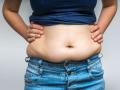 वाढलेल्या पोटामुळे आवडत्या कपड्यांना मुकताय? करा 'हे' उपाय! - Marathi News | how to get a flat belly in 10 minutes | Latest health News at Lokmat.com