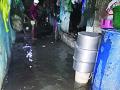 उरणमधील घरांत भरतीचे पाणी - Marathi News | Water in the urine house | Latest raigad News at Lokmat.com