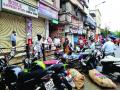 संचारबंदी उठवताच पनवेलच्या बाजारपेठेत गर्दी; कोरोना साखळी तोडण्याच्या उद्देशाला हरताळ - Marathi News | Crowds in Panvel market as soon as curfew is lifted; Strike for the purpose of breaking the corona chain | Latest navi-mumbai News at Lokmat.com