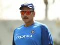 मैदानात येताच शास्त्री यांनी भरला जोश - Marathi News | As soon as he came on the field, Shastri was full of enthusiasm | Latest cricket News at Lokmat.com