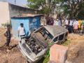 Kolhapur: यड्राव येथे चालकाचा ताबा सुटल्याने कार उलटली; महिला ठार, दहाजण जखमी   - Marathi News | Car overturns after driver loses control at Yadrav Kolhapur; Woman killed, ten injured | Latest kolhapur News at Lokmat.com