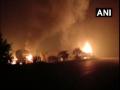 यमुना एक्सप्रेस वेवर गॅस टँकरचा भीषण स्फोट - Marathi News | Massive explosion of gas tanker on Yamuna Expressway | Latest national News at Lokmat.com