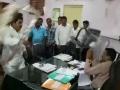 यवतमाळमध्ये मनसेचा कृषी कार्यालयामध्ये राडा, अधिका-यांवर फेकल्या खुर्च्या - Marathi News | Rada in MNS's agricultural office in Yavatmal, chairs thrown on officials | Latest yavatmal Videos at Lokmat.com