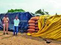 अबब.. ५० लाखांचे हळकुंड, सोयाबीन महागावात बेवारस आढळले - Marathi News | turmeric and soybeans worth Rs 50 lakh were found unattended | Latest yavatmal News at Lokmat.com