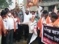 शिवसेनेने अकोल्यात जाळला येदियुरप्पांचा प्रतिकात्मक पुतळा - Marathi News | Shiv Sena protests against Karnataka government across the district | Latest akola News at Lokmat.com