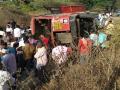 येलदरी धरणाजवळील पुलावर बस उलटून २३ प्रवासी जखमी  - Marathi News | 23 passengers injured in road accident near Yeldari dam bridge | Latest parabhani News at Lokmat.com