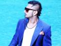 #YoYoHoneySingh : हनी सिंगच्या गाण्यासोबतच त्याची 'ही' ड्रेसिंगही तितकीच हटके - Marathi News | #YoYoHoneySingh: yo yo Honey Singh's dressing style | Latest jarahatke Photos at Lokmat.com