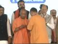 शपथविधीनंतर सुवेंदू अधिकारी अभिवादन करण्यासाठी येताच योगींनी केलं असं काही, दिली खास भेट   - Marathi News | Suvendu Adhikari Oath Ceremony: After the oath-taking ceremony, when Suvendu Adhikari came to greet him, Yogi did something like this, gave him a special gift. | Latest national News at Lokmat.com
