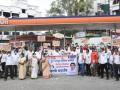 नागपुरात पेट्रोल दरवाढीविरुद्ध काँग्रेसची निदर्शने - Marathi News | Congress protests against petrol price hike in Nagpur | Latest nagpur News at Lokmat.com