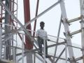 वडिलांच्या लिव्हर शस्त्रक्रियेच्या मदतीसाठी तरूण चढला टॉवरवर - Marathi News | The young man climbs to the tower demanding help for his father's liver surgery | Latest chhatrapati-sambhajinagar News at Lokmat.com