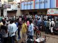 तळोद्यात युरिया खरेदीसाठी गर्दी - Marathi News | Crowds for buying urea in Pulodi | Latest nandurbar News at Lokmat.com