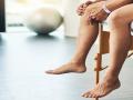 पायांचं दुखणं 'या' गोष्टीमुळे अधिक वाढतं - Marathi News | Reasons of leg pain because of footwear | Latest health News at Lokmat.com