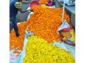 Ganpati Festival -कोल्हापूर बाजारपेठेमध्ये फुलांचे दर चांगलेच कडाडले - Marathi News | Flower prices have gone up, marigold at Rs 200 and tuberose at Rs 600 per kg | Latest kolhapur News at Lokmat.com
