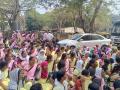 अंगणवाडी कर्मचाऱ्यांचा मुंबईत मोर्चा; कोल्हापुरात रस्ता रोको - Marathi News | Anganwadi workers march in Mumbai, block road in Kolhapur | Latest kolhapur News at Lokmat.com