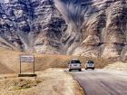 Travel : लडाखमध्ये इंजिन बंद असूनही गाड्या आपोआप चढतात डोंगर; या 'मॅग्नेटिक हिल'चं रहस्य काय? - Marathi News | Travel: In Ladakh, cars automatically climb mountains even with the engine off; What is the secret of this 'Magnetic Hill'? | Latest travel Photos at Lokmat.com