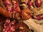 आपल्या बहिणीबरोबरच केलं 'या' भारतीय क्रिकेटपटूने लग्न