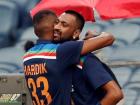 Hardik & Krunal Pandya : वडिलांची हॅट, शूज अन् कपडे घेऊन हार्दिक-कृणाल पांड्या टीम इंडियाच्या ड्रेसिंग रूममध्ये पोहोचले, Photo Viral
