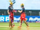 why Faf du Plessis wear pink gloves? IPL 2022 MI vs RCB Live Updates : फॅफ ड्यू प्लेलिस 'गुलाबी' ग्लोव्हज का घालतो माहित्येय?; कारण जाणताच कराल सलाम