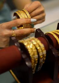 Gold Price 6 May: लग्नसराईच्या हंगामापूर्वी सोन्याच्या दरात मोठी तेजी, खरेदीपूर्वी पाहा १४ ते २४ कॅरेट सोन्याचा लेटेस्ट दर Gold Price 6 May: लग्नसराईच्या हंगामापूर्वी सोन्याच्या दरात मोठी तेजी, खरेदीपूर्वी पाहा १४ ते २४ कॅरेट सोन्याचा लेटेस्ट दर