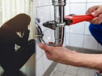 प्लंबरच्या प्रेमात पडली महिला, आता दुर्लक्ष करणारा पती पत्नीला रोखण्यासाठी करतोय 'हे' काम! - Marathi News | Relationship story affair love woman confessions expert advice | Latest relationship Photos at Lokmat.com