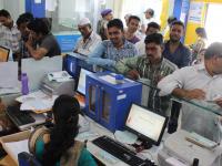 कोल्हापुरातील बँका ग्राहकांनी गजबजून गेल्या... - Marathi News | Banks in Kolhapur jumped out of the customer ... | Latest kolhapur Photos at Lokmat.com