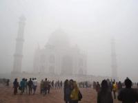 नवी दिल्लीत यंदाच्या हिवाळ्यातील सर्वात दाट धुकं - Marathi News | New Delhi: The most dense fog in the winter this winter | Latest national Photos at Lokmat.com