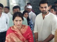 झहीर -सागरिका घाटगे यांनी चढविला गैबी पीरावर गलेफ, प्रभू श्रीरामाचे घेतले दर्शन - Marathi News | Zaheer -Sagarika Ghatge raised Galibar on Gabi Peer, Prabhu Shriram took Darshan | Latest kolhapur Photos at Lokmat.com