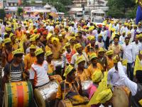 कोल्हापूर : डोक्याला भंडारा, पिवळ्या टोप्या, फेटे अन् पारंपरिक वाद्ये, होळकर जयंती - Marathi News | Kolhapur: Bhandara, Yellow Hats, Fate and Traditional Vows, Holkar Jayanti on Head | Latest kolhapur Photos at Lokmat.com