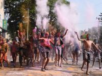 कोल्हापुरात रंगली रंगपचंमी, न्हाऊन निघाले युवक-युवती - Marathi News | Kolhapur Rangali Rangachami, near the town of Youth-Youth | Latest kolhapur Photos at Lokmat.com