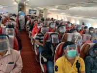 खोटं बोलून विमानात बसणं कोरोना रुग्णाला महागात पडलं; एका तासाच्या आत गमावला जीव - Marathi News | Corona positive man was on a flight in america and he died while travelling in airline | Latest health Photos at Lokmat.com