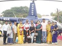 वाह, नादच खुळा! नवविवाहीत बहिणीला माहेरी आणायला भाऊ थेट हेलिकॉप्टर घेऊन पोहोचला - Marathi News | Jalgaon parali brother brought his sister to back his home by helicopter | Latest social-viral Photos at Lokmat.com