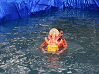 गणेशोत्सव : मुंबईत दीड दिवसांच्या गणपतींचे नियमांच्या चौकटीत राहून विसर्जन - Marathi News | Ganeshotsav: Visarjan of Ganesha for one and a half days in Mumbai within the framework of rules | Latest mumbai Photos at Lokmat.com