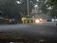 कोल्हापुरात मुसळधार पाऊस, पाऊस आणि वाऱ्यांमुळे वाहतूक ठप्प - Marathi News | Traffic jam due to heavy rains, rain and wind in Kolhapur | Latest kolhapur Photos at Lokmat.com