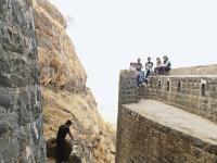 लोणावळ्यातील पर्यटनाची ठिकाणे, मावळातील किल्ल्यांवर पर्यटकांचा जीवाशी खेळ - Marathi News | tourists' life games on the forts of Maval, Places of tourist attractions in Lonavla | Latest pimpri-chinchwad Photos at Lokmat.com