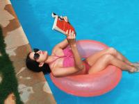 गुलाब इन गुलाबी ऑन गुलाबो...! सारा अली खानच्या बिकिनी फोटो सोशल मीडियावर व्हायरल - Marathi News | sara ali khan appeared in this style in the swimming pool shared a photo | Latest filmy Photos at Lokmat.com