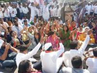 नागपूर अधिवेशनाच्या पहिल्याच दिवशी विरोधकांनी केलं आंदोलन - Marathi News | On the very first day of the Nagpur session, protesters made the movement | Latest nagpur Photos at Lokmat.com