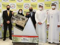 महाराष्ट्रातील व्यक्तीचं अचानक उजळलं भाग्य, दुबईत मिळाले तब्बल 75000000 रुपये - Marathi News | Indian Ganesh Shinde from Mumbai won 1 million doller in Dubai Duty Free Millennium Millionaire draw | Latest jarahatke Photos at Lokmat.com