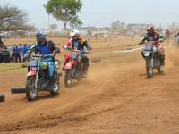 कोल्हापुरात ‘डर्ट ट्रॅक रेसिंग’चा थरार, सर्वांचे लक्ष घेतले वेधून - Marathi News | Thrill of 'dirt track racing' in Kolhapur, attracted attention from all | Latest kolhapur Photos at Lokmat.com