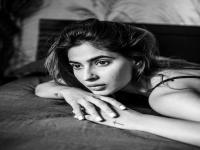 करिश्मा शर्माने बोल्ड फोटो शेअर करत लिहिले, ‘जिंदगी ना मिलेगी दोबारा’, काय आहे भानगड? - Marathi News | karishma sharma shares her hot and sultry pics on the social media | Latest filmy Photos at Lokmat.com