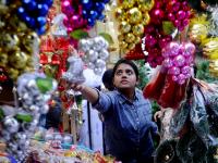 मुंबईत ख्रिसमस खरेदीसाठी झुंबड - Marathi News | The flag of Christmas shopping in Mumbai | Latest mumbai Photos at Lokmat.com