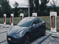 चार्जिंगसाठी लावली होती Tesla ची इलेक्ट्रिक कार, पूर्ण घराला लागली आग! - Marathi News | A California couple talks about how their electric tesla car caught fire and whole house got burned | Latest international Photos at Lokmat.com
