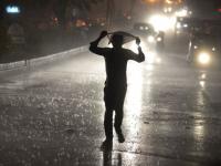 विदर्भ; बुडत्याला काडीचा तर भिजत्याला टीचभराचा आधार... - Marathi News | Walking in Vidarbha by rainy season | Latest nagpur Photos at Lokmat.com