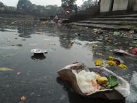 कोल्हापूरची जीवनदायिनी पंचगंगा, नव्हे गटारगंगा...! - Marathi News | Kolhapur's life-devotee Panchganga, but not a ghatarganga ...! | Latest kolhapur Photos at Lokmat.com